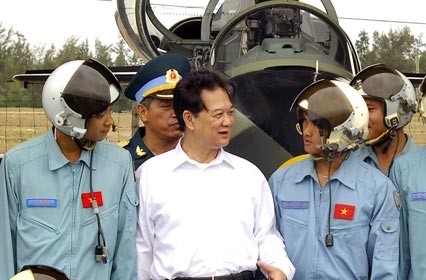 Премьер-министр Нгуен Тан Зунг навестил 910-й полк ВВС Вьетнама